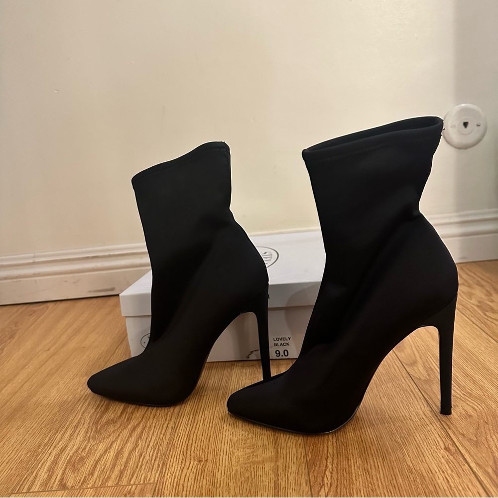 New Steve Madden black lovely sockankle high heels/boots size 9 great condition.